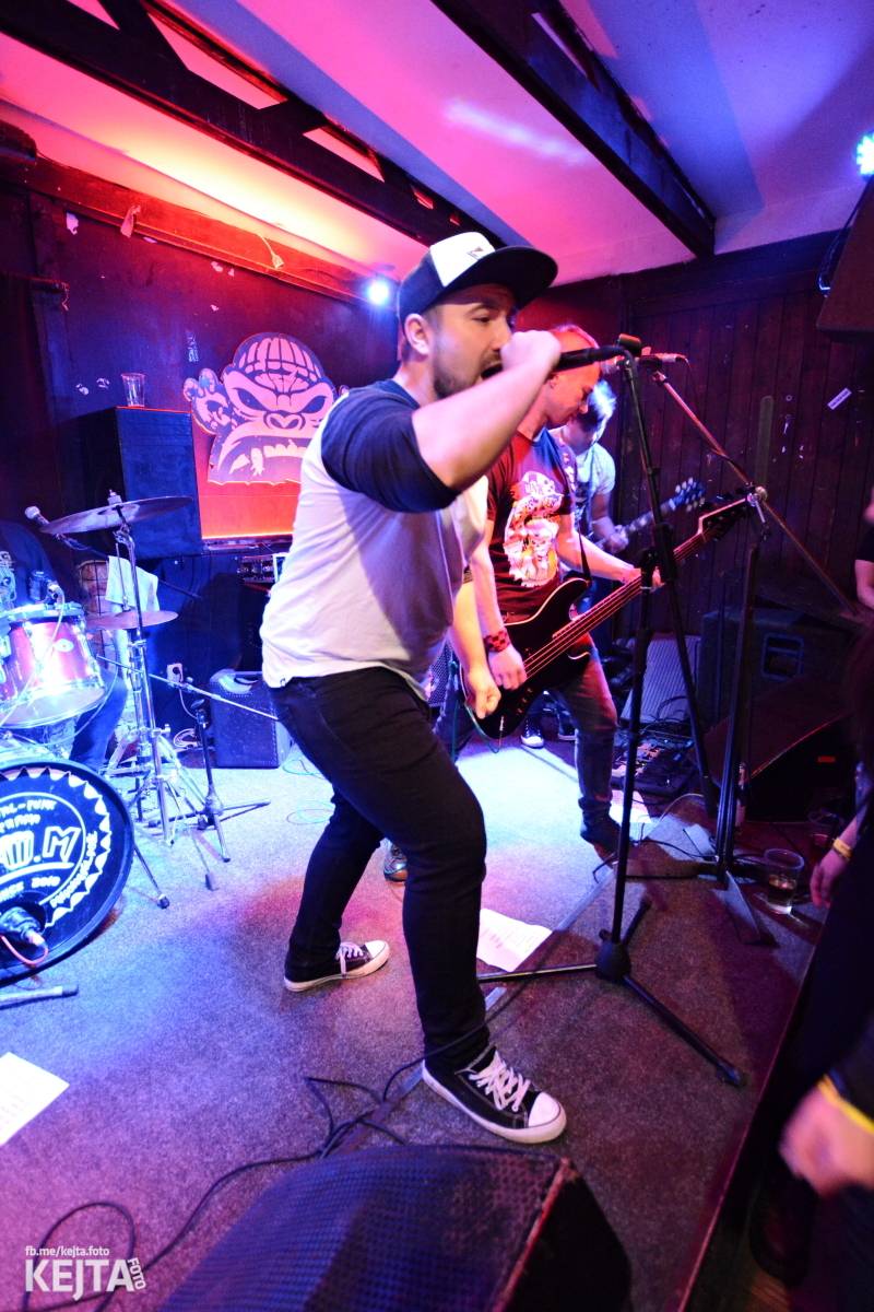 Papagájův punk: předvánočnímu řádění v Modré Vopici vládli Wosa, Falešný obvinění nebo P.U.M.