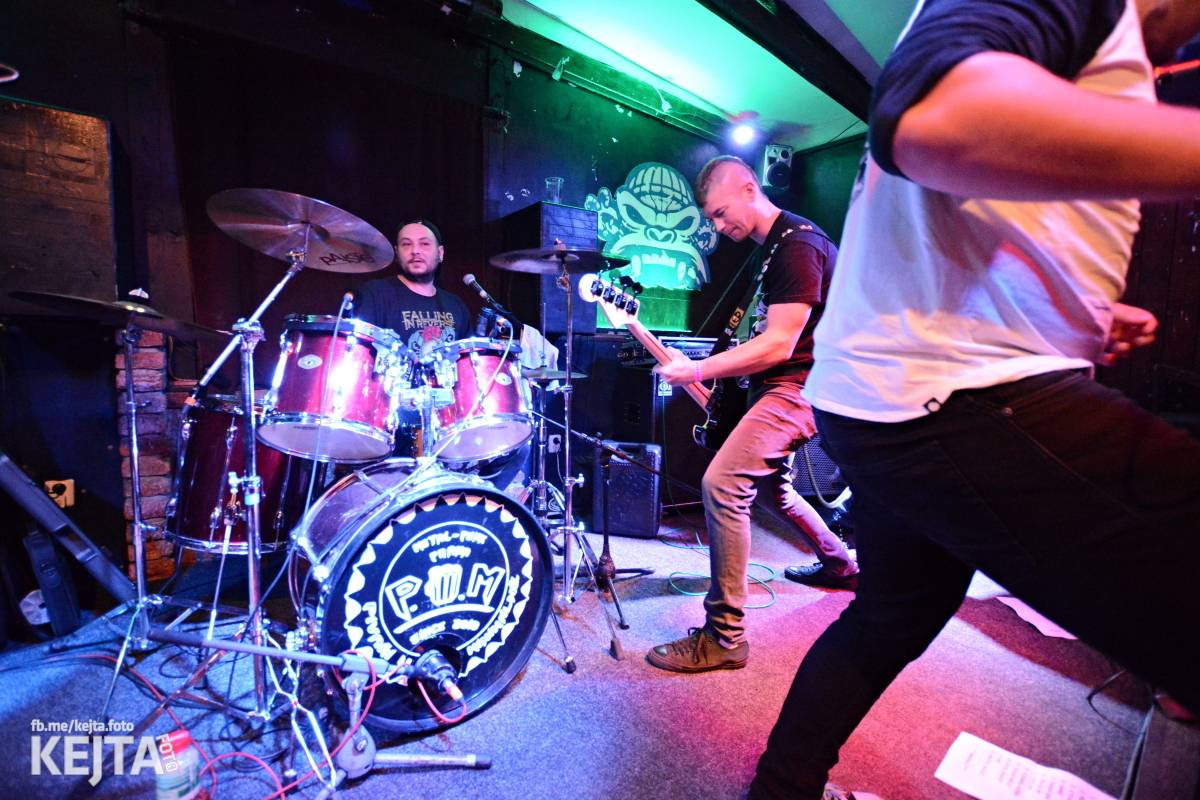 Papagájův punk: předvánočnímu řádění v Modré Vopici vládli Wosa, Falešný obvinění nebo P.U.M.