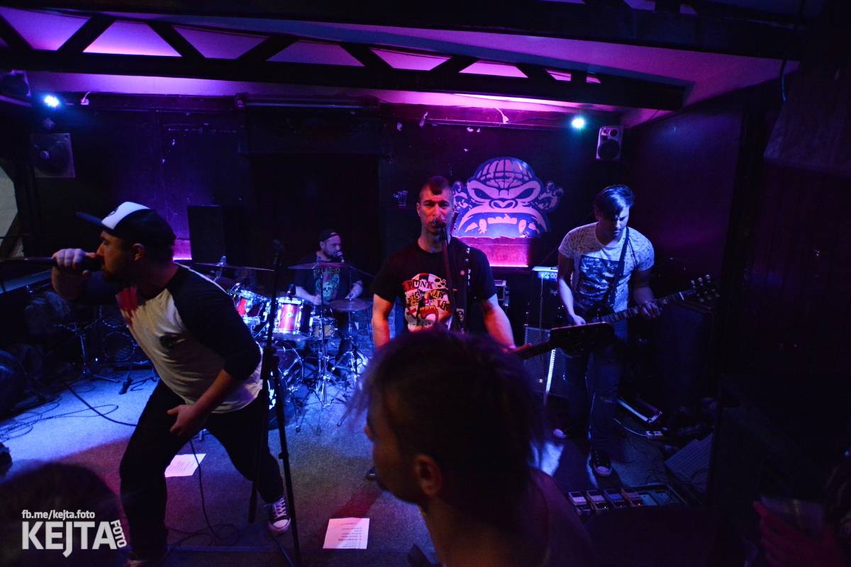 Papagájův punk: předvánočnímu řádění v Modré Vopici vládli Wosa, Falešný obvinění nebo P.U.M.