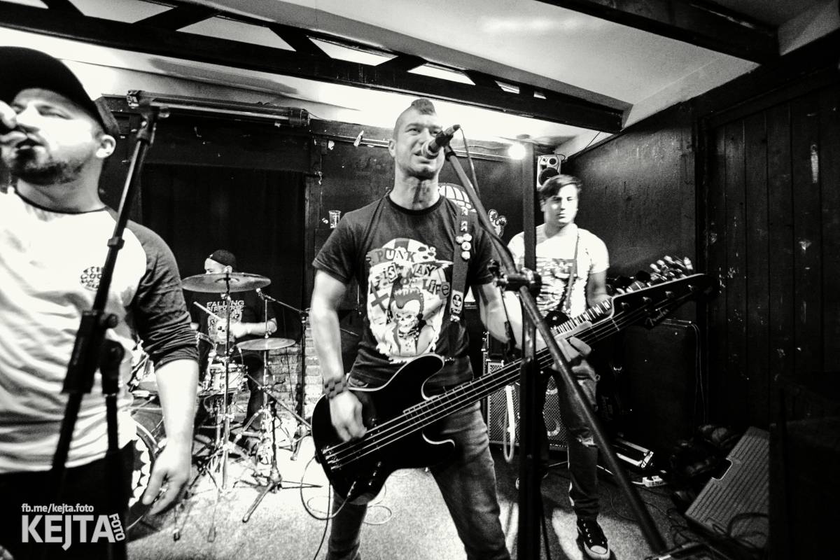 Papagájův punk: předvánočnímu řádění v Modré Vopici vládli Wosa, Falešný obvinění nebo P.U.M.