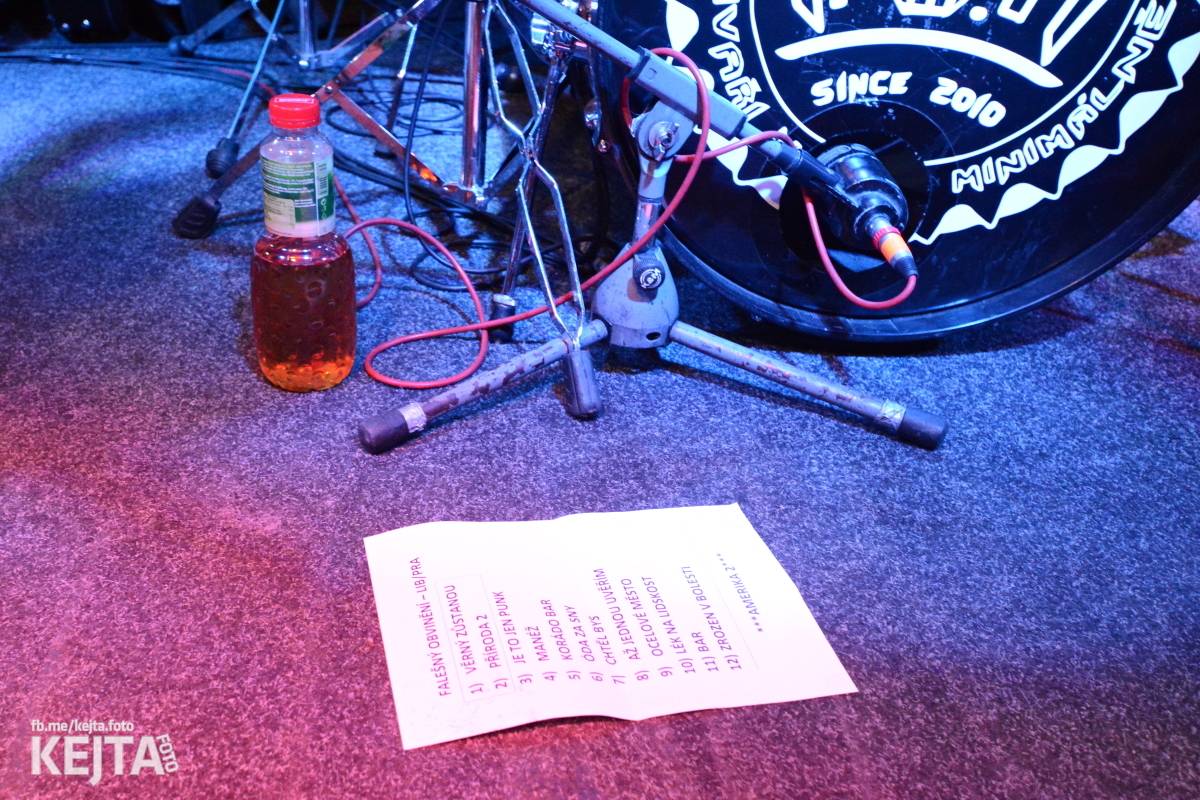 Papagájův punk: předvánočnímu řádění v Modré Vopici vládli Wosa, Falešný obvinění nebo P.U.M.