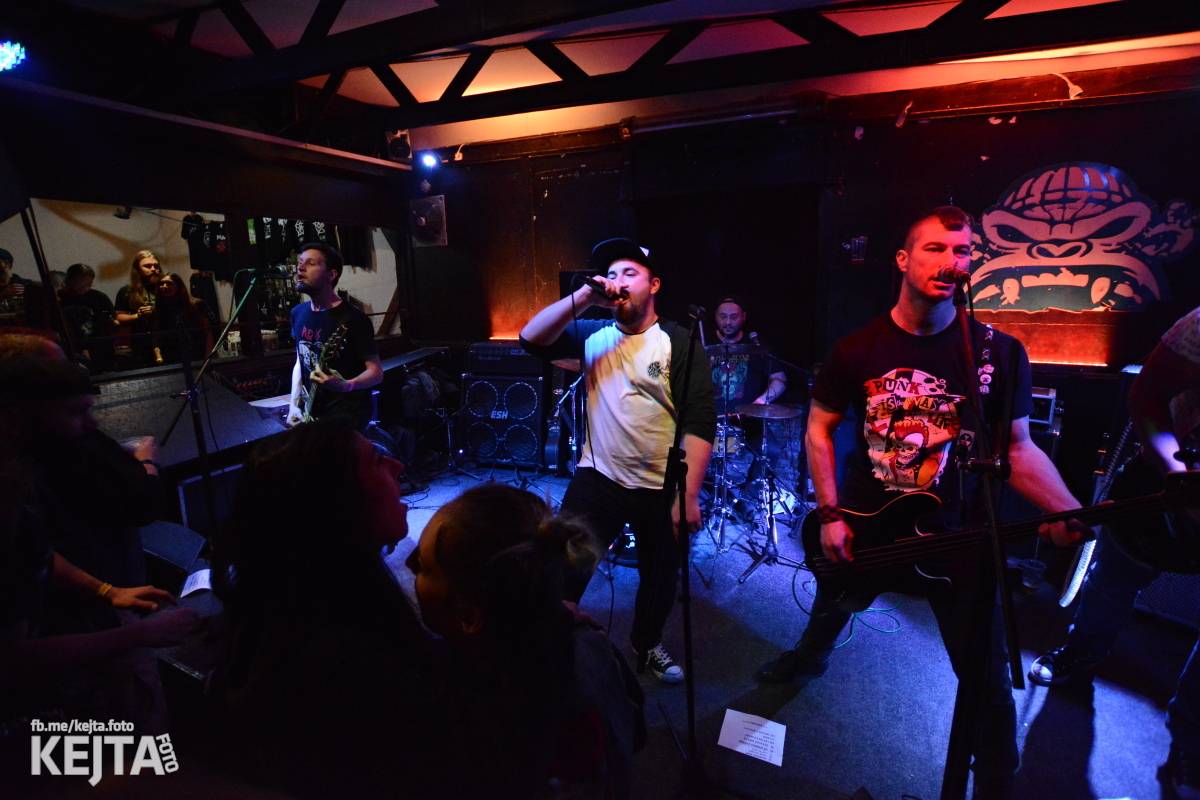 Papagájův punk: předvánočnímu řádění v Modré Vopici vládli Wosa, Falešný obvinění nebo P.U.M.