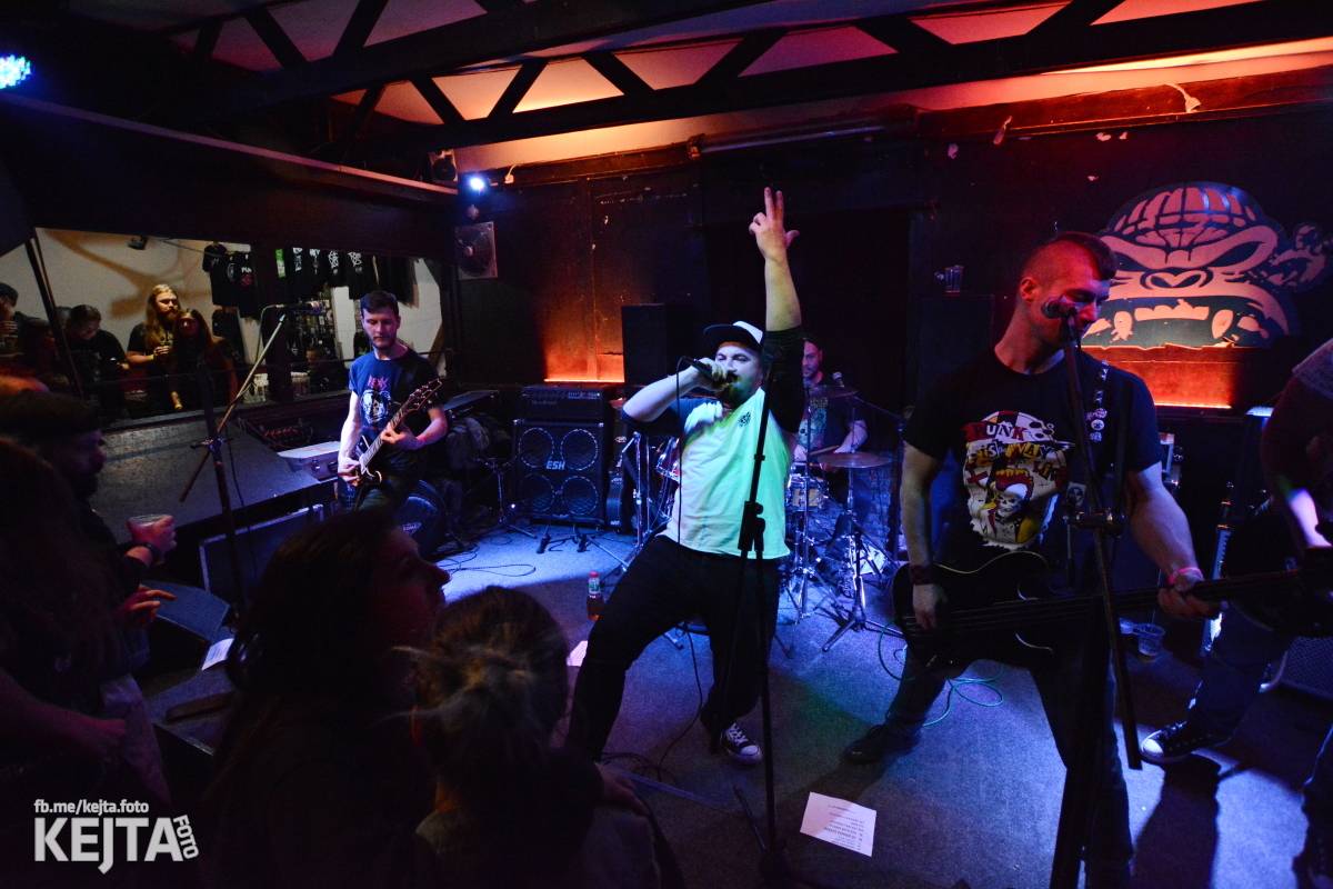 Papagájův punk: předvánočnímu řádění v Modré Vopici vládli Wosa, Falešný obvinění nebo P.U.M.