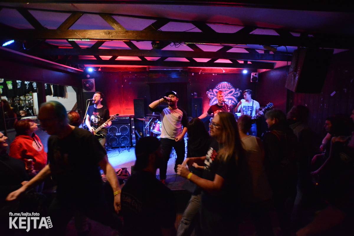 Papagájův punk: předvánočnímu řádění v Modré Vopici vládli Wosa, Falešný obvinění nebo P.U.M.