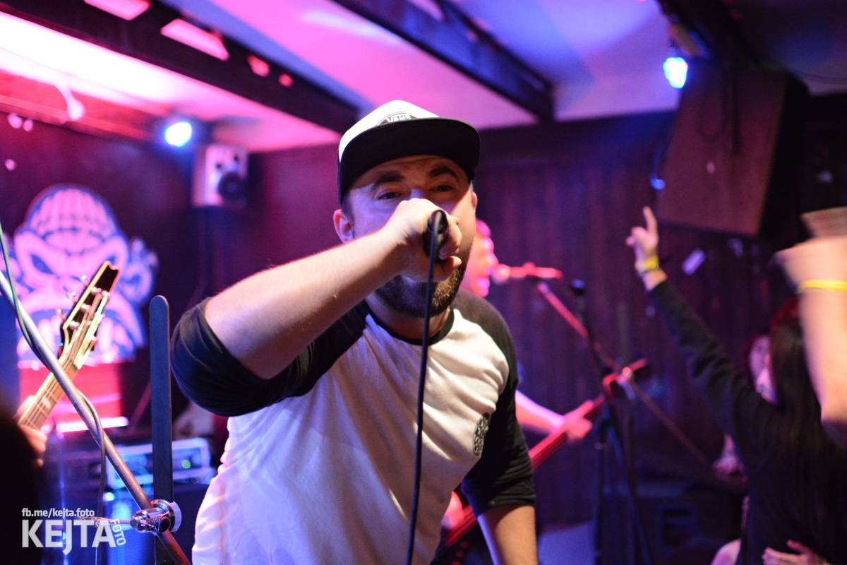 Papagájův punk: předvánočnímu řádění v Modré Vopici vládli Wosa, Falešný obvinění nebo P.U.M.