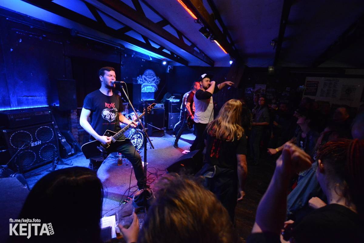 Papagájův punk: předvánočnímu řádění v Modré Vopici vládli Wosa, Falešný obvinění nebo P.U.M.