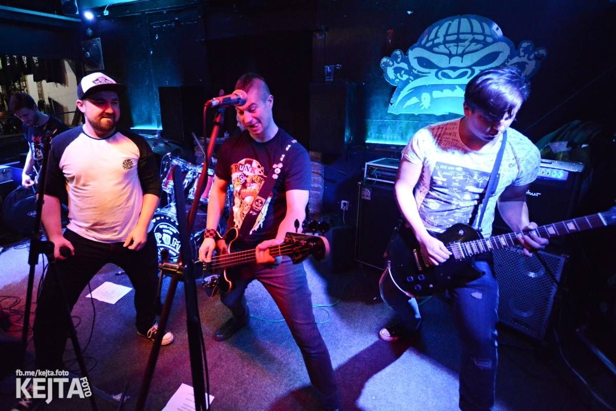 Papagájův punk: předvánočnímu řádění v Modré Vopici vládli Wosa, Falešný obvinění nebo P.U.M.