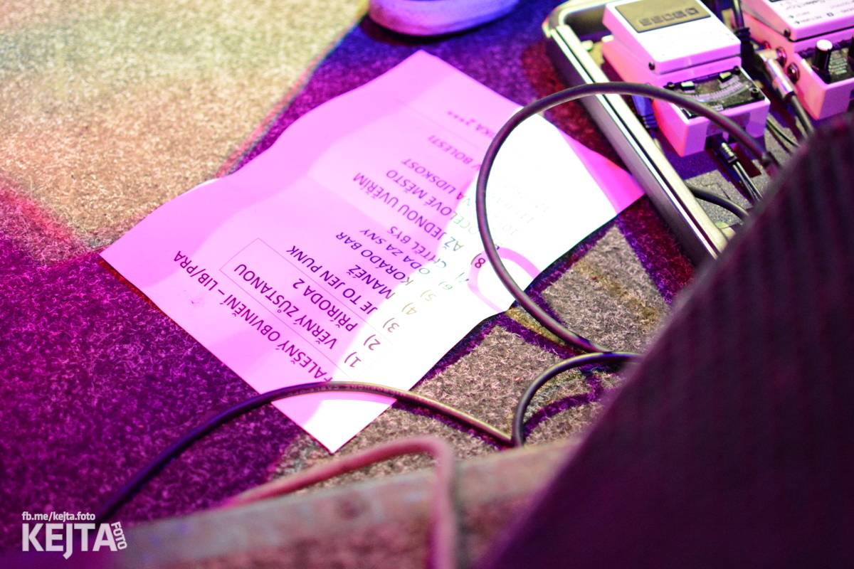 Papagájův punk: předvánočnímu řádění v Modré Vopici vládli Wosa, Falešný obvinění nebo P.U.M.