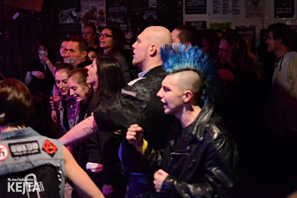 Papagájův punk: předvánočnímu řádění v Modré Vopici vládli Wosa, Falešný obvinění nebo P.U.M.