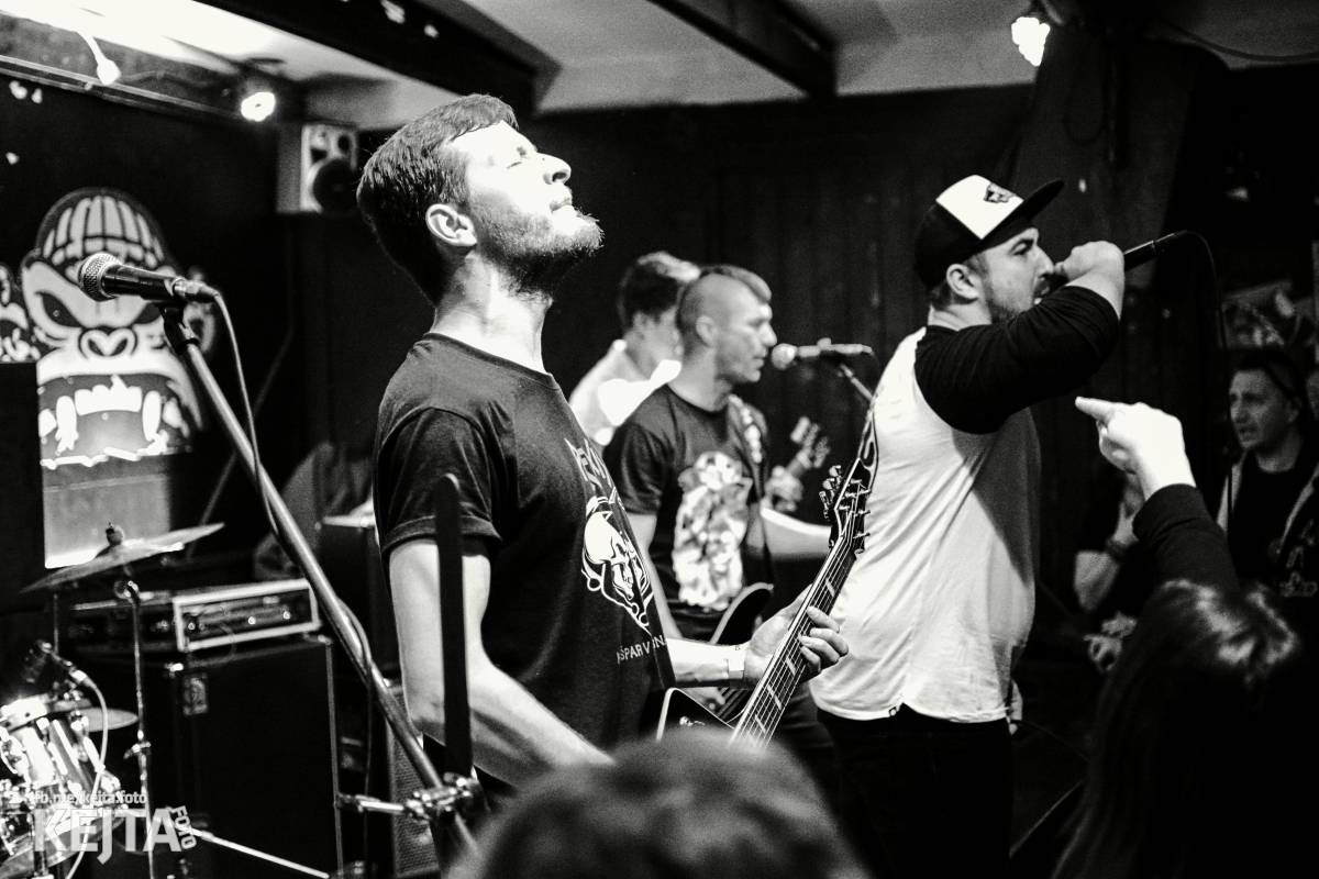 Papagájův punk: předvánočnímu řádění v Modré Vopici vládli Wosa, Falešný obvinění nebo P.U.M.