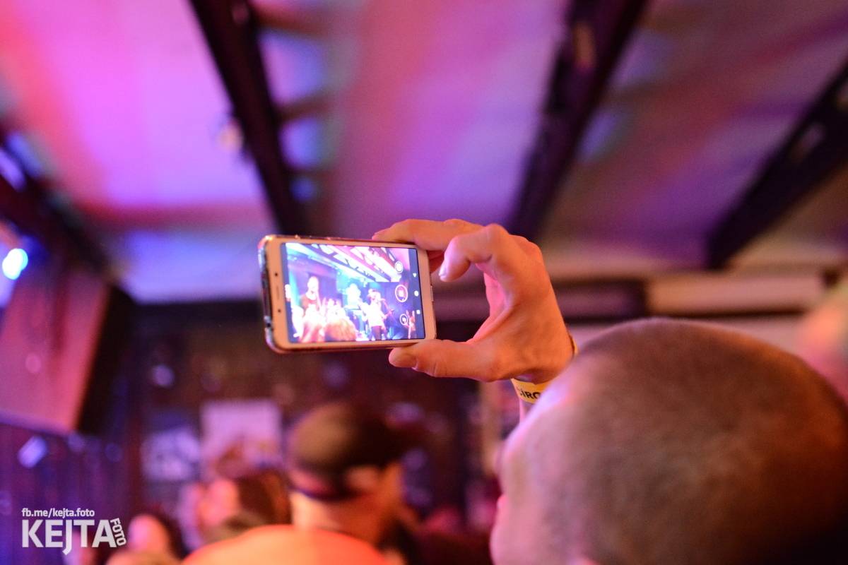 Papagájův punk: předvánočnímu řádění v Modré Vopici vládli Wosa, Falešný obvinění nebo P.U.M.