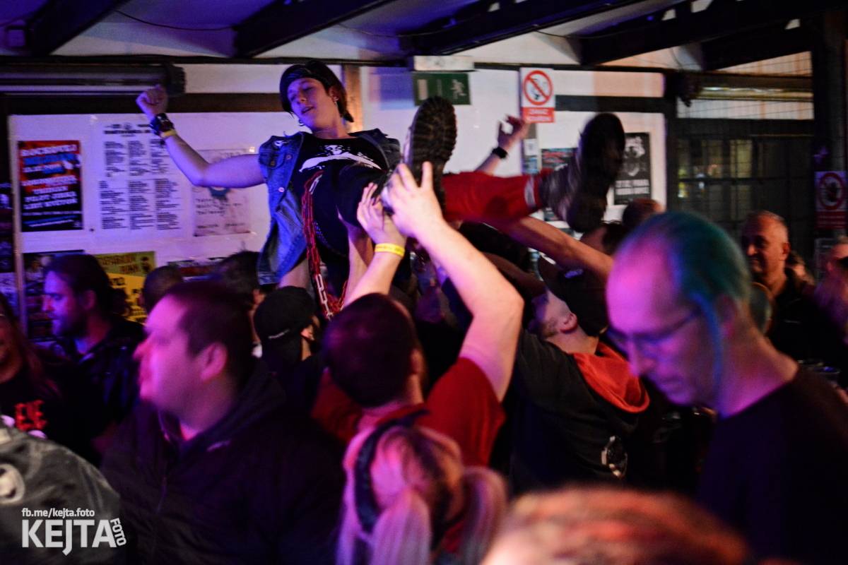 Papagájův punk: předvánočnímu řádění v Modré Vopici vládli Wosa, Falešný obvinění nebo P.U.M.