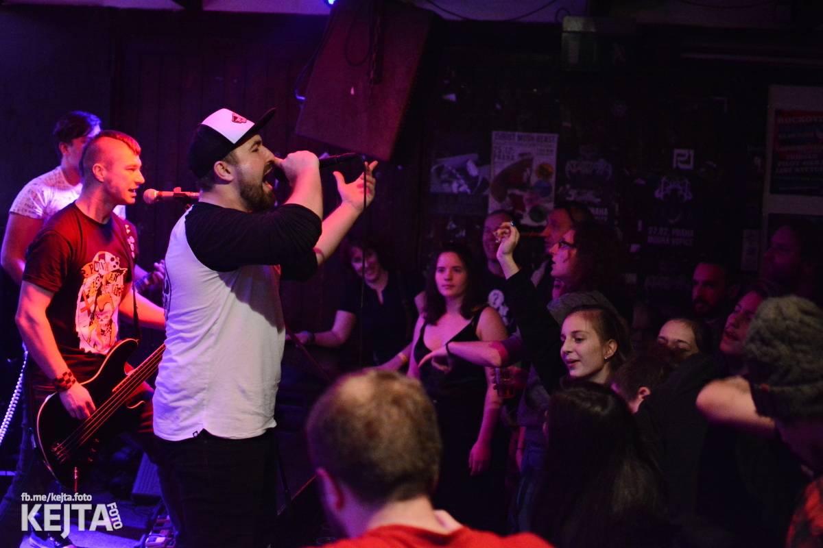 Papagájův punk: předvánočnímu řádění v Modré Vopici vládli Wosa, Falešný obvinění nebo P.U.M.