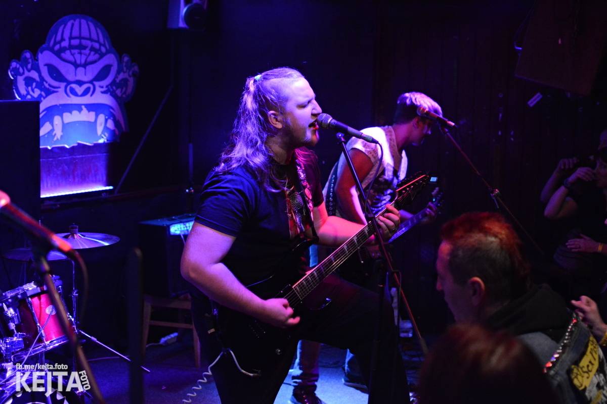 Papagájův punk: předvánočnímu řádění v Modré Vopici vládli Wosa, Falešný obvinění nebo P.U.M.