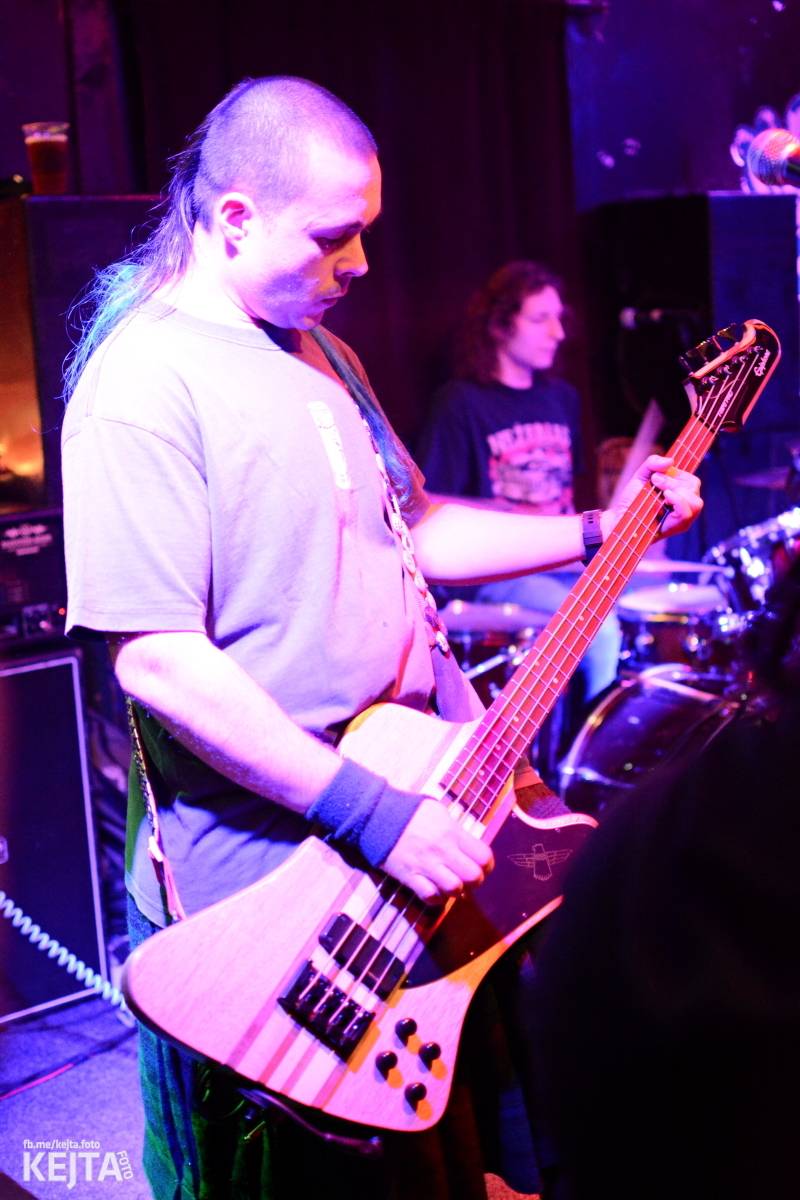 Papagájův punk: předvánočnímu řádění v Modré Vopici vládli Wosa, Falešný obvinění nebo P.U.M.