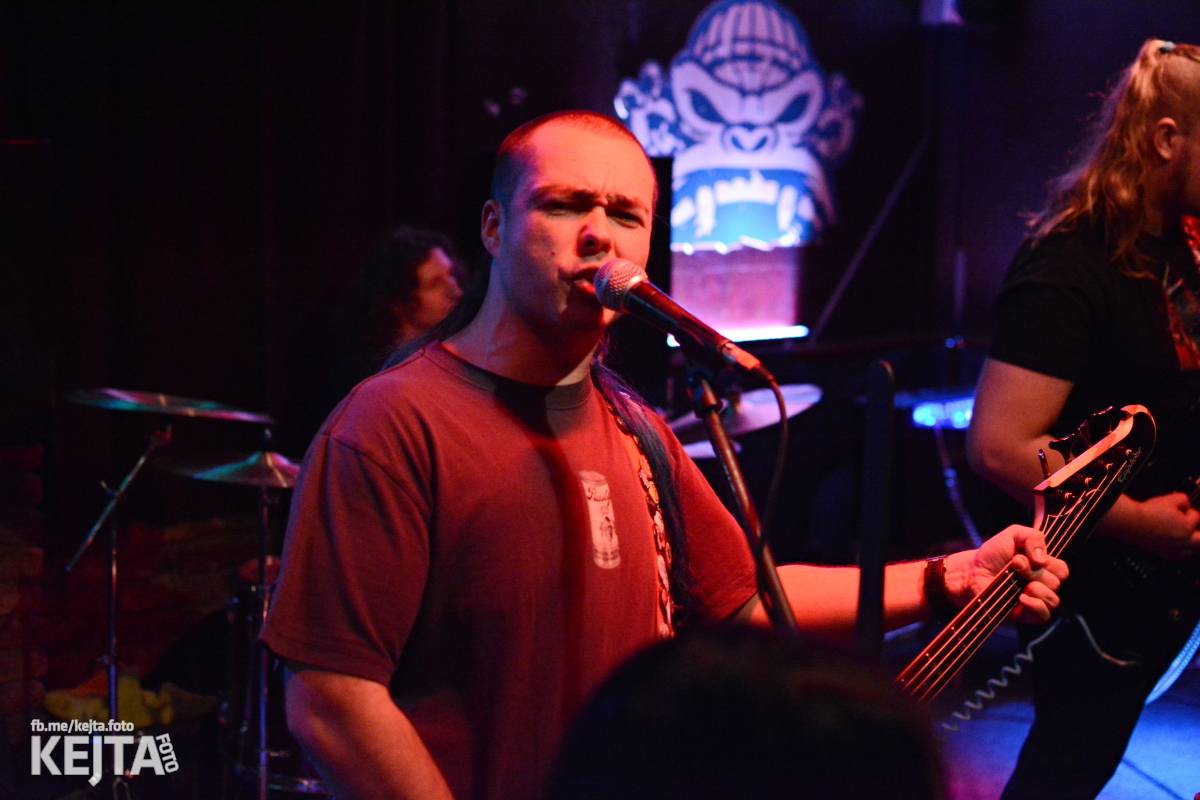 Papagájův punk: předvánočnímu řádění v Modré Vopici vládli Wosa, Falešný obvinění nebo P.U.M.