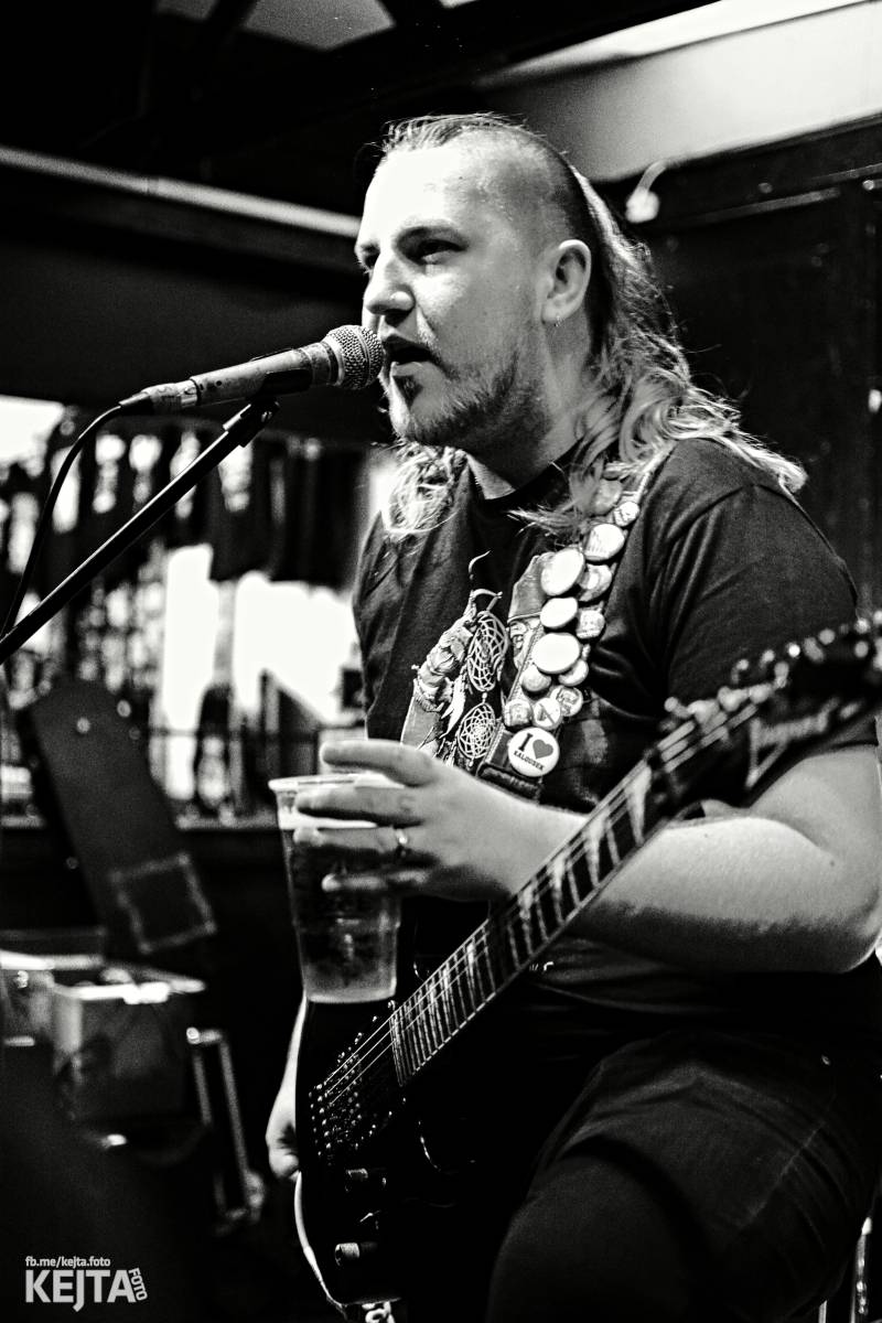 Papagájův punk: předvánočnímu řádění v Modré Vopici vládli Wosa, Falešný obvinění nebo P.U.M.