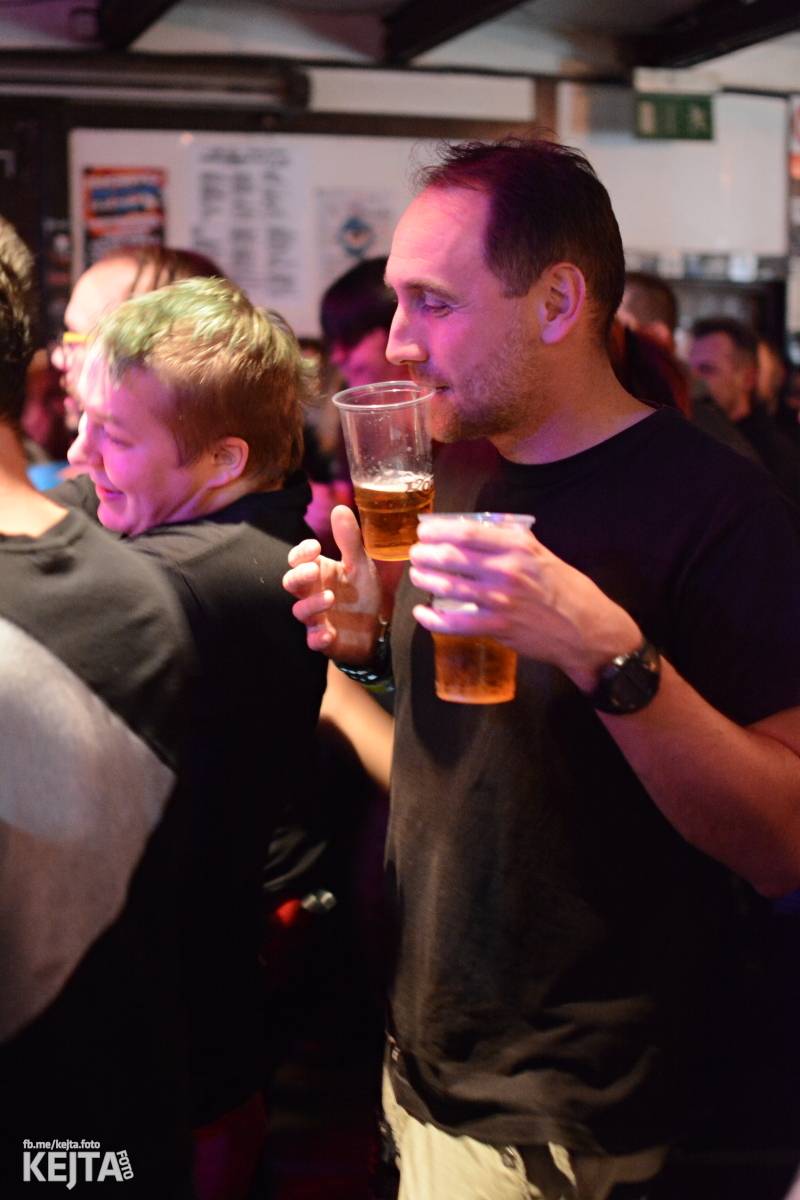 Papagájův punk: předvánočnímu řádění v Modré Vopici vládli Wosa, Falešný obvinění nebo P.U.M.