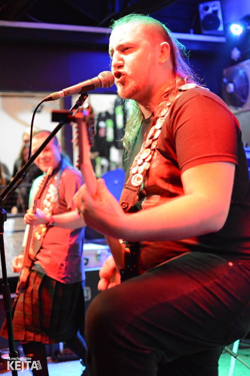 Papagájův punk: předvánočnímu řádění v Modré Vopici vládli Wosa, Falešný obvinění nebo P.U.M.