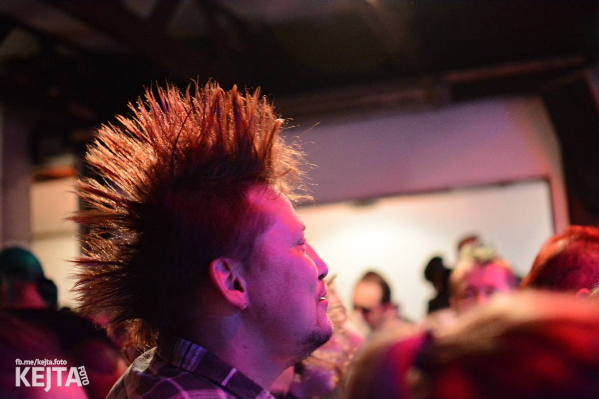 Papagájův punk: předvánočnímu řádění v Modré Vopici vládli Wosa, Falešný obvinění nebo P.U.M.