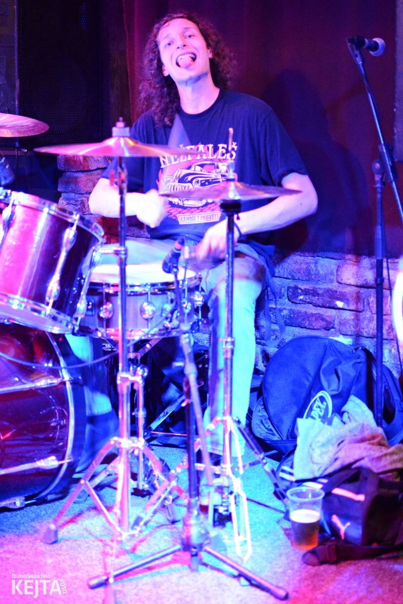 Papagájův punk: předvánočnímu řádění v Modré Vopici vládli Wosa, Falešný obvinění nebo P.U.M.