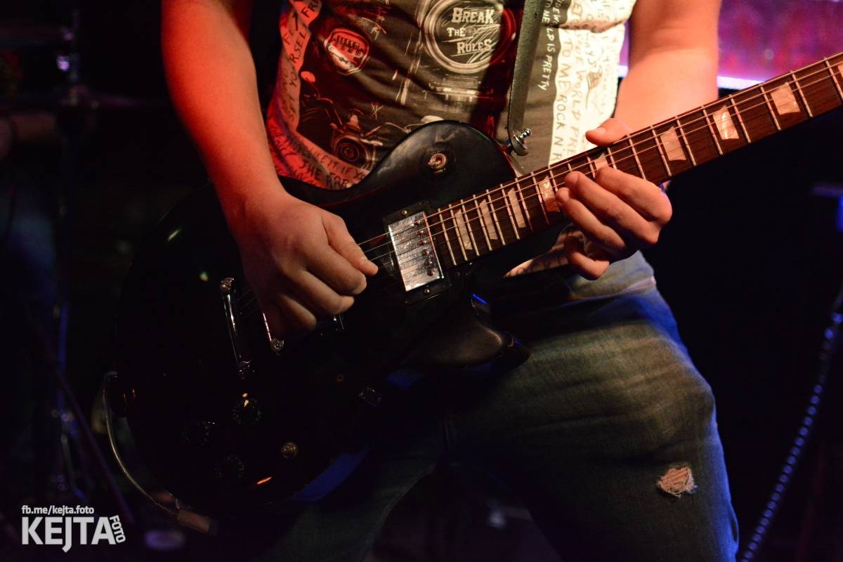 Papagájův punk: předvánočnímu řádění v Modré Vopici vládli Wosa, Falešný obvinění nebo P.U.M.