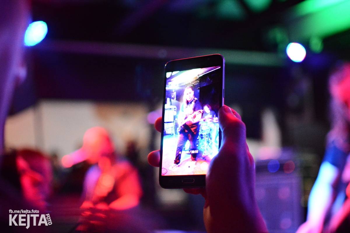 Papagájův punk: předvánočnímu řádění v Modré Vopici vládli Wosa, Falešný obvinění nebo P.U.M.