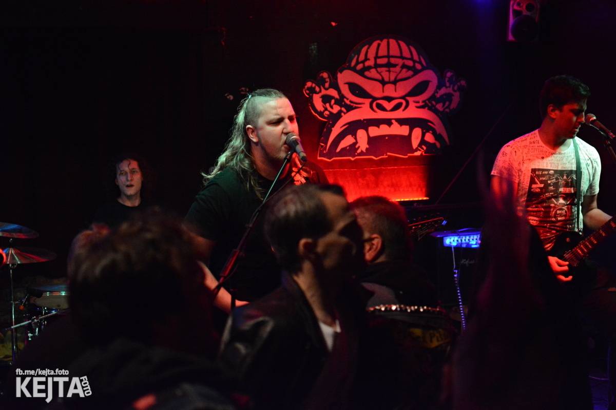 Papagájův punk: předvánočnímu řádění v Modré Vopici vládli Wosa, Falešný obvinění nebo P.U.M.