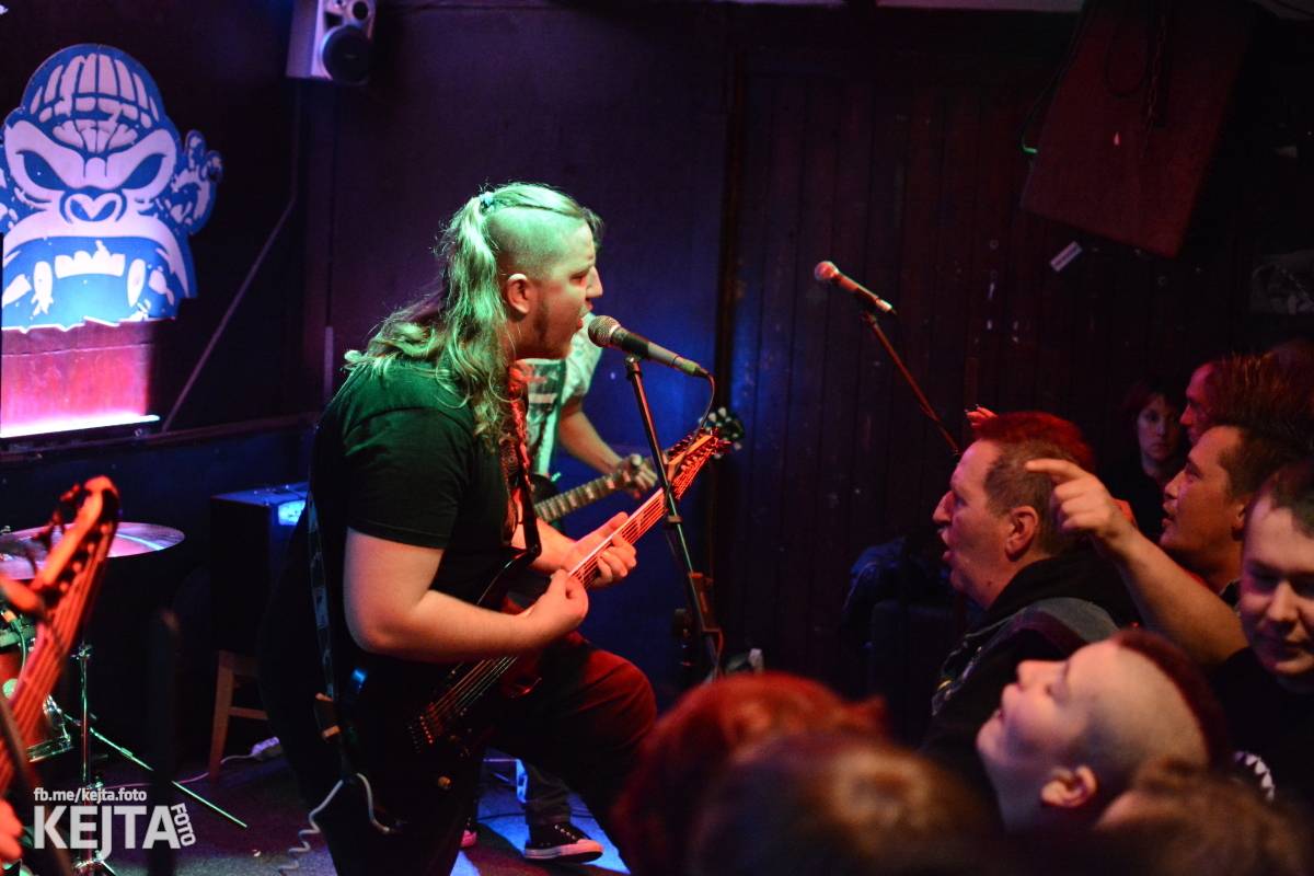 Papagájův punk: předvánočnímu řádění v Modré Vopici vládli Wosa, Falešný obvinění nebo P.U.M.