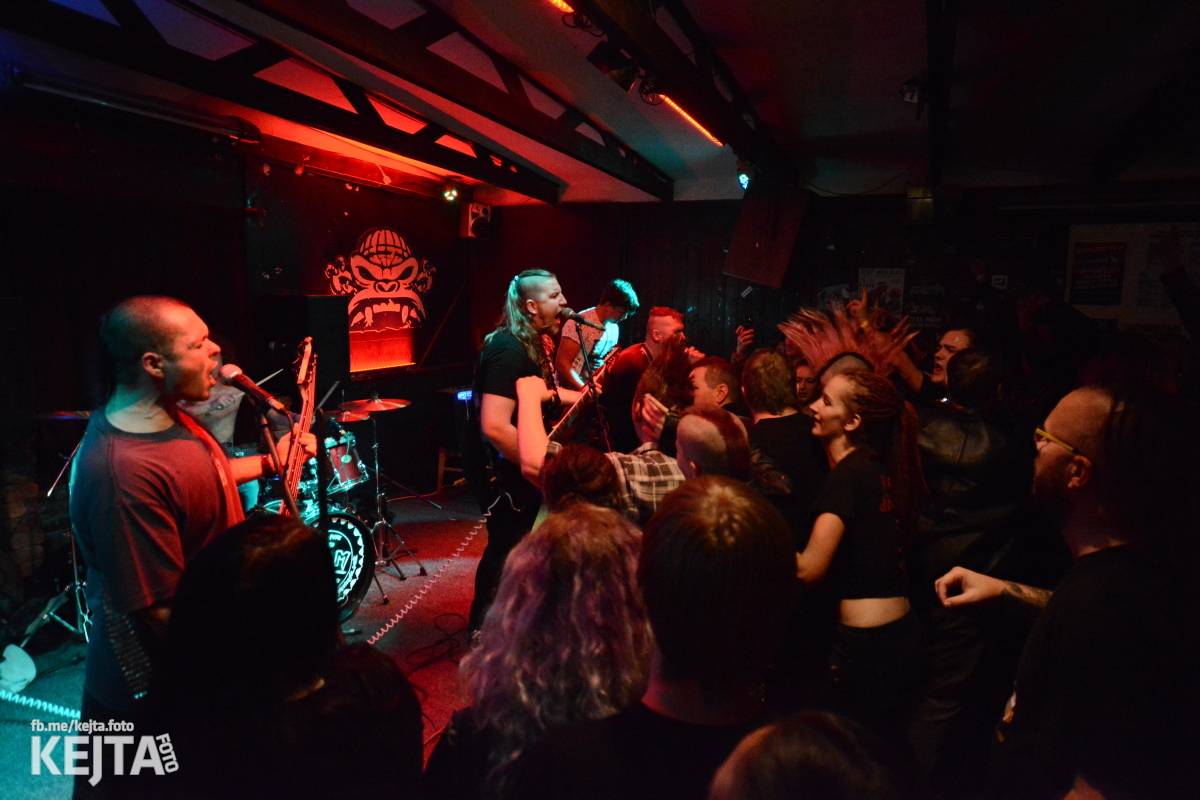 Papagájův punk: předvánočnímu řádění v Modré Vopici vládli Wosa, Falešný obvinění nebo P.U.M.