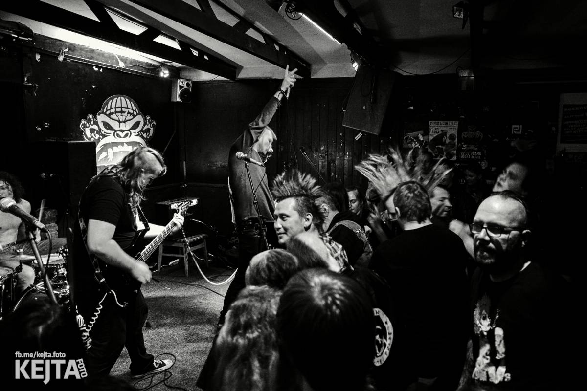 Papagájův punk: předvánočnímu řádění v Modré Vopici vládli Wosa, Falešný obvinění nebo P.U.M.