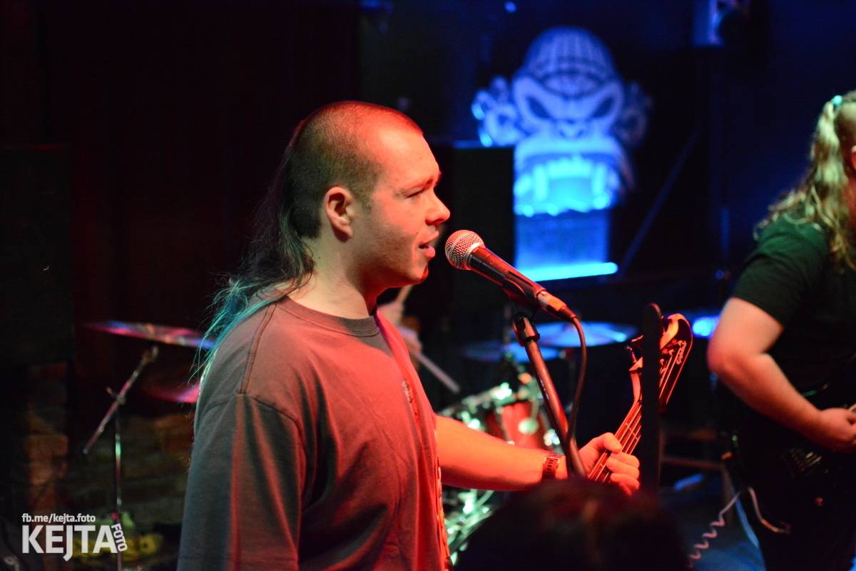 Papagájův punk: předvánočnímu řádění v Modré Vopici vládli Wosa, Falešný obvinění nebo P.U.M.