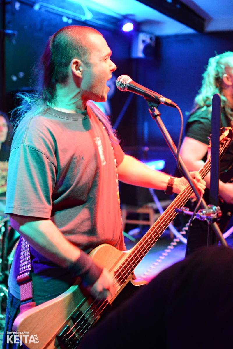 Papagájův punk: předvánočnímu řádění v Modré Vopici vládli Wosa, Falešný obvinění nebo P.U.M.