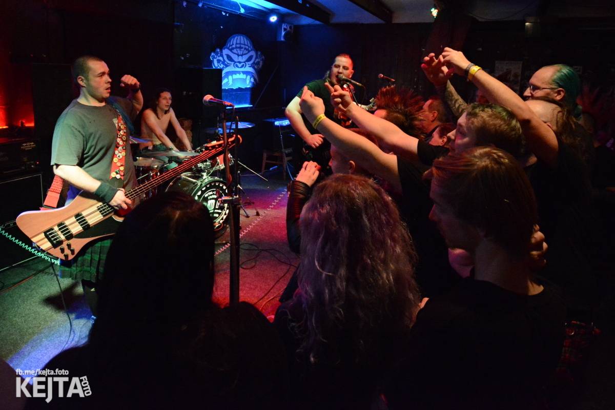 Papagájův punk: předvánočnímu řádění v Modré Vopici vládli Wosa, Falešný obvinění nebo P.U.M.