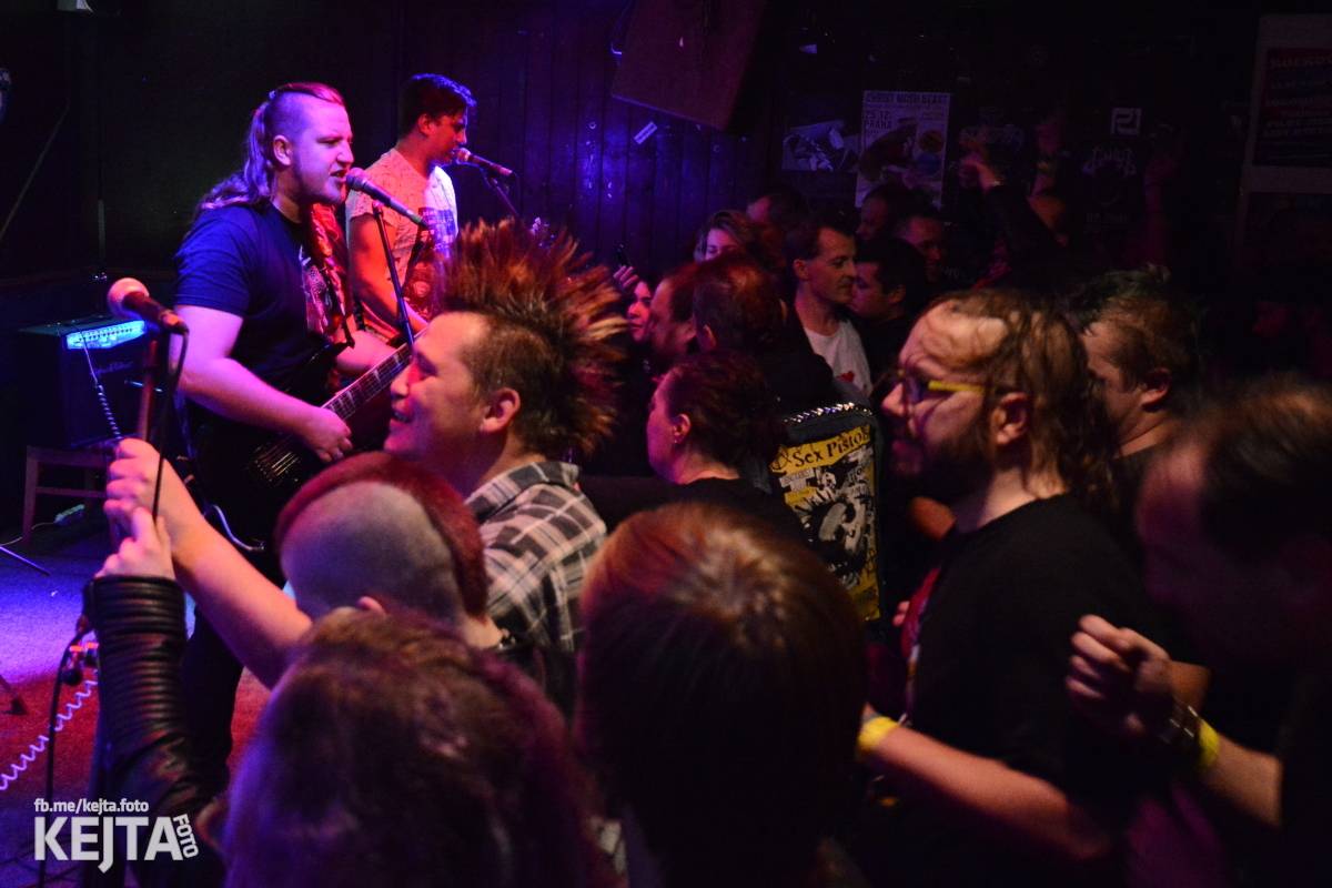 Papagájův punk: předvánočnímu řádění v Modré Vopici vládli Wosa, Falešný obvinění nebo P.U.M.