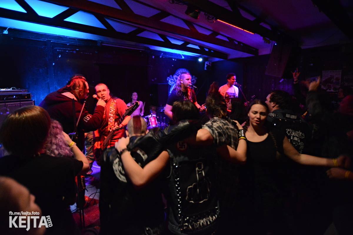 Papagájův punk: předvánočnímu řádění v Modré Vopici vládli Wosa, Falešný obvinění nebo P.U.M.