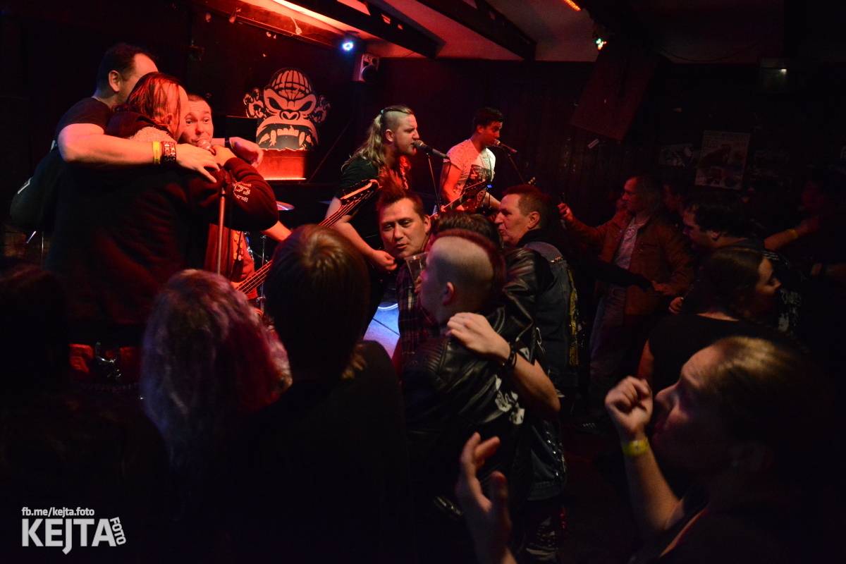 Papagájův punk: předvánočnímu řádění v Modré Vopici vládli Wosa, Falešný obvinění nebo P.U.M.