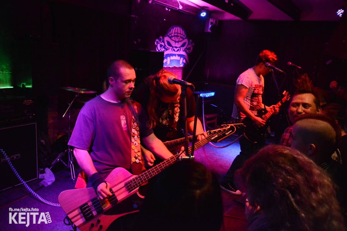 Papagájův punk: předvánočnímu řádění v Modré Vopici vládli Wosa, Falešný obvinění nebo P.U.M.