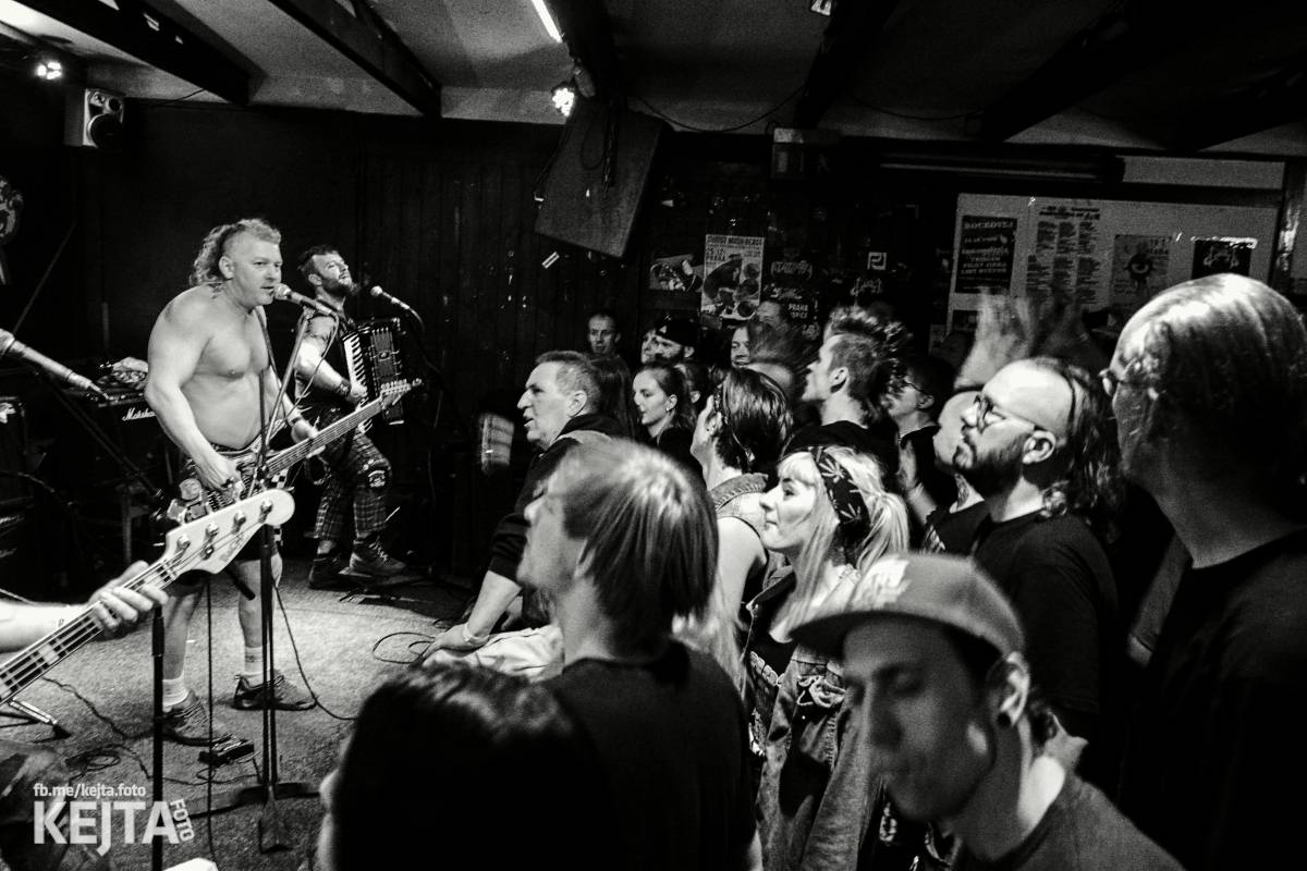 Papagájův punk: předvánočnímu řádění v Modré Vopici vládli Wosa, Falešný obvinění nebo P.U.M.