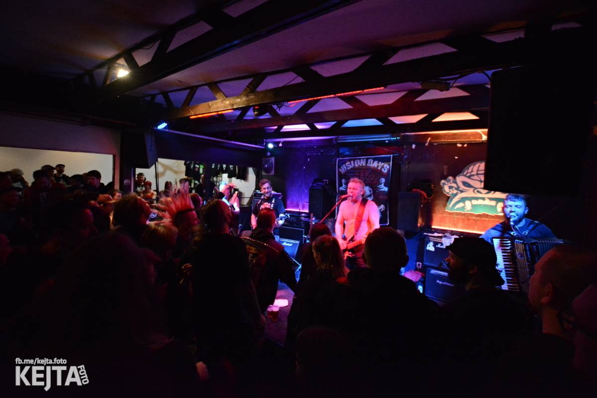 Papagájův punk: předvánočnímu řádění v Modré Vopici vládli Wosa, Falešný obvinění nebo P.U.M.