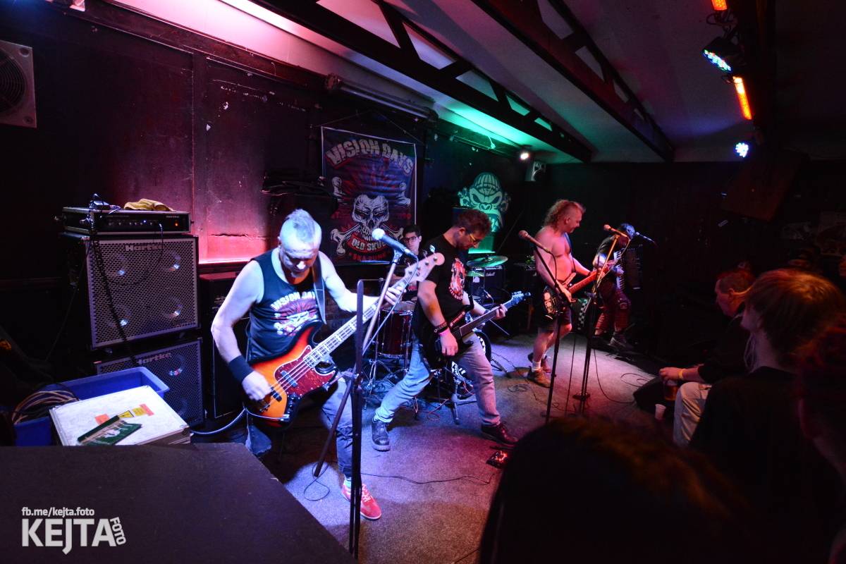 Papagájův punk: předvánočnímu řádění v Modré Vopici vládli Wosa, Falešný obvinění nebo P.U.M.