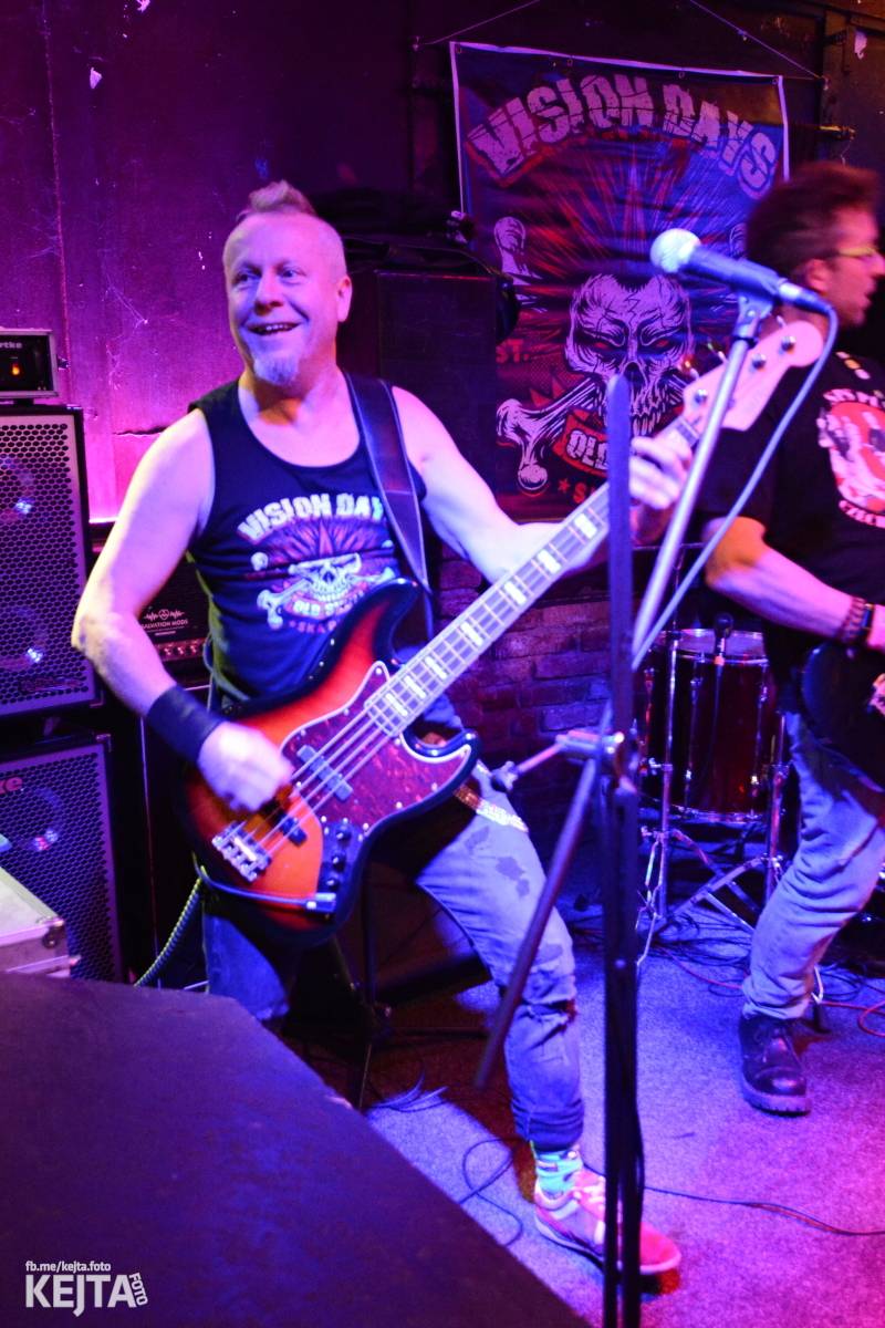 Papagájův punk: předvánočnímu řádění v Modré Vopici vládli Wosa, Falešný obvinění nebo P.U.M.