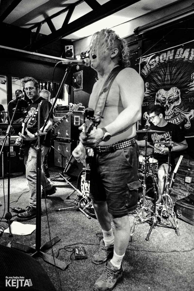 Papagájův punk: předvánočnímu řádění v Modré Vopici vládli Wosa, Falešný obvinění nebo P.U.M.