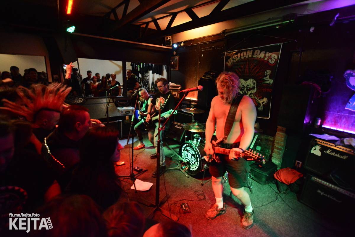 Papagájův punk: předvánočnímu řádění v Modré Vopici vládli Wosa, Falešný obvinění nebo P.U.M.