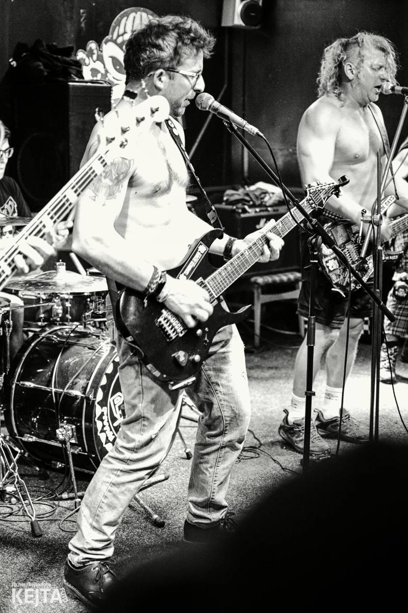 Papagájův punk: předvánočnímu řádění v Modré Vopici vládli Wosa, Falešný obvinění nebo P.U.M.