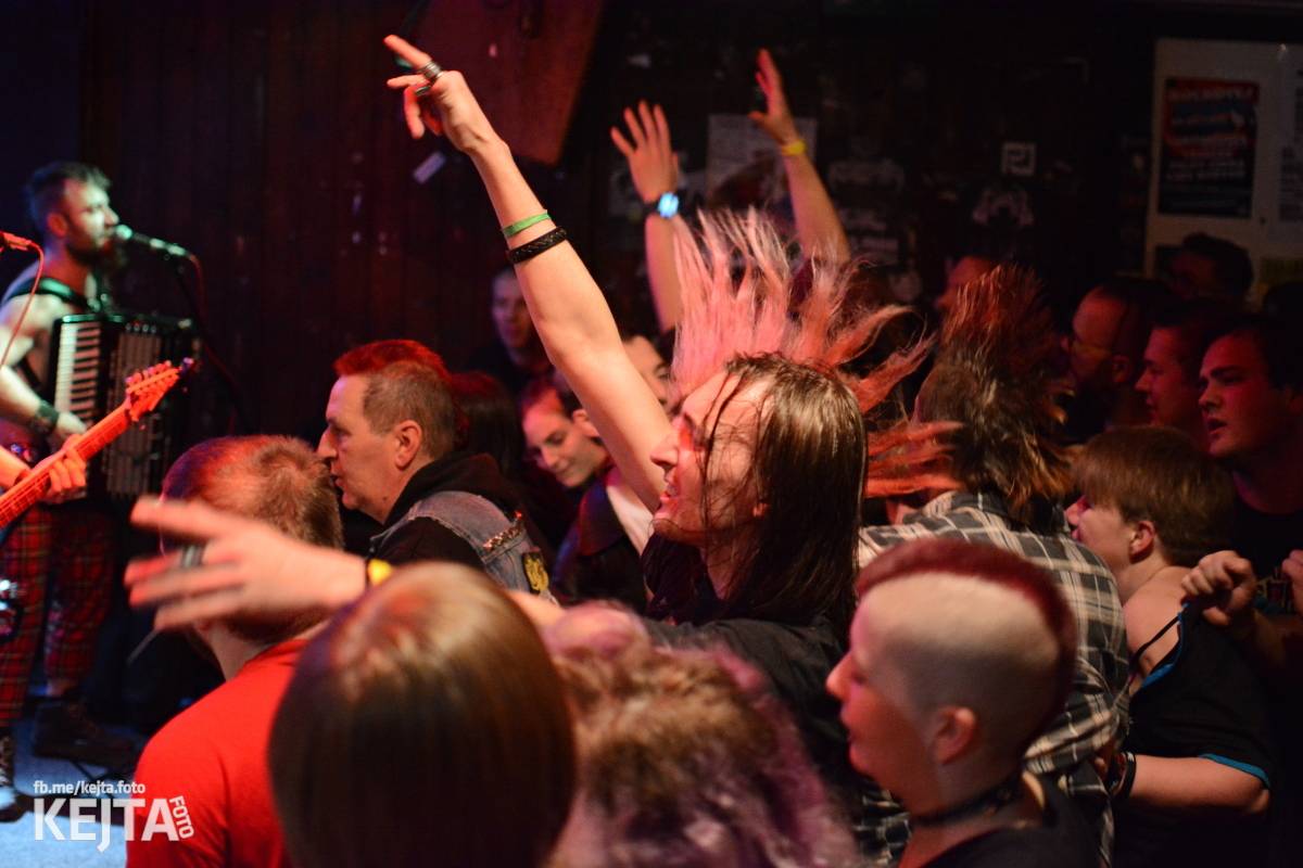 Papagájův punk: předvánočnímu řádění v Modré Vopici vládli Wosa, Falešný obvinění nebo P.U.M.