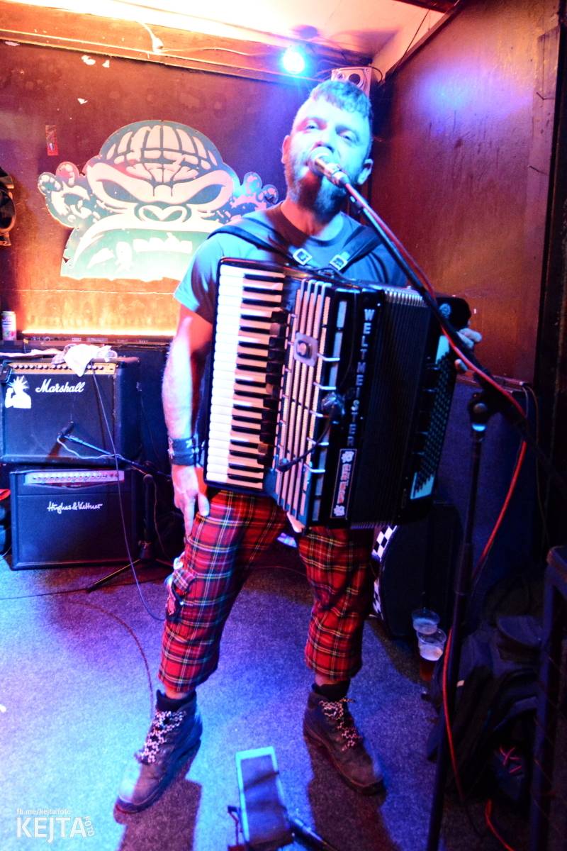 Papagájův punk: předvánočnímu řádění v Modré Vopici vládli Wosa, Falešný obvinění nebo P.U.M.