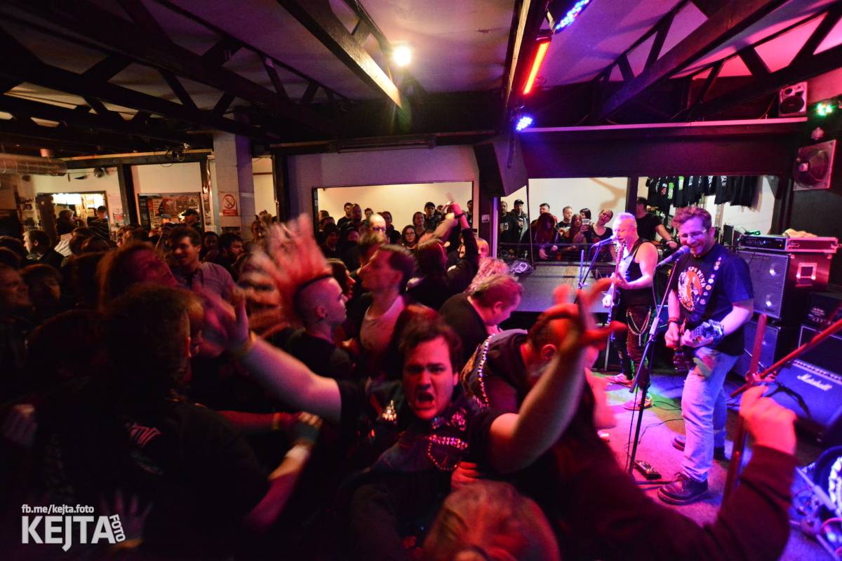 Papagájův punk: předvánočnímu řádění v Modré Vopici vládli Wosa, Falešný obvinění nebo P.U.M.