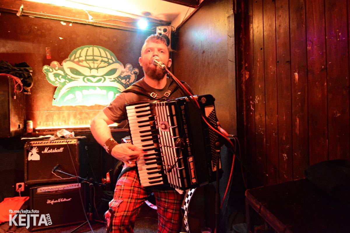 Papagájův punk: předvánočnímu řádění v Modré Vopici vládli Wosa, Falešný obvinění nebo P.U.M.