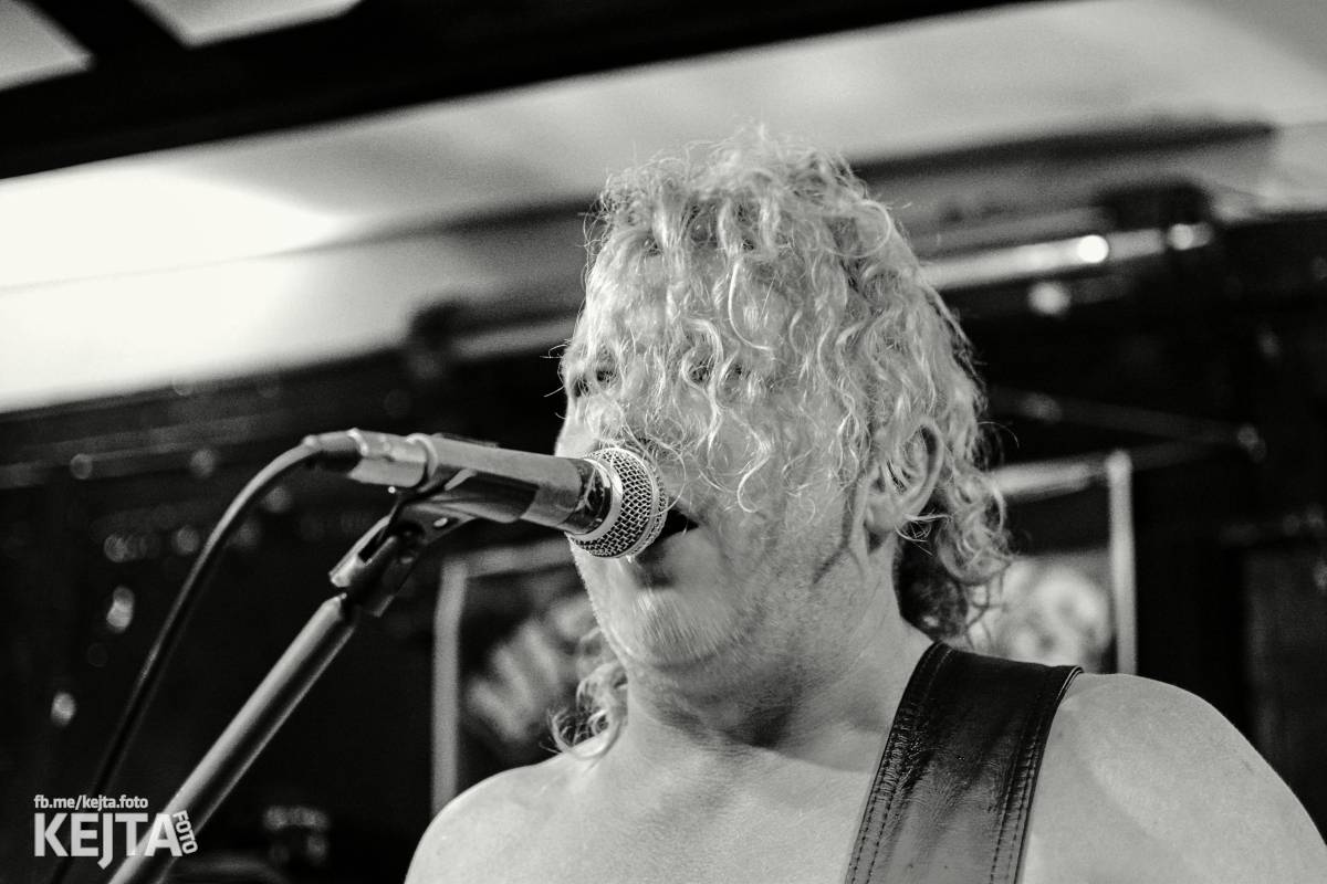 Papagájův punk: předvánočnímu řádění v Modré Vopici vládli Wosa, Falešný obvinění nebo P.U.M.